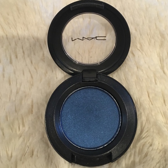 MAC eyeshadow Deep Truth (frost)