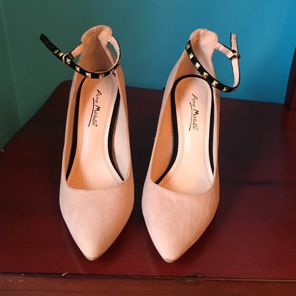 woman's size 7 ankle strapped high heel - Picture 1 of 4