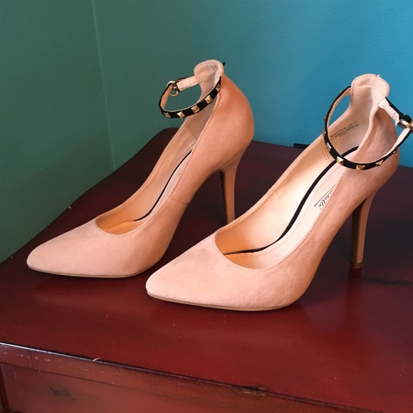 woman's size 7 ankle strapped high heel - Picture 2 of 4