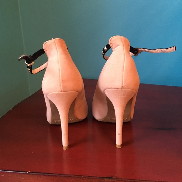 woman's size 7 ankle strapped high heel - Picture 3 of 4
