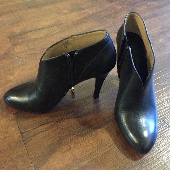 Banana Republic booties size 7. - Picture 2 of 3