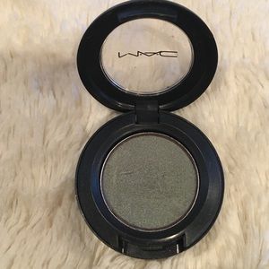 MAC eyeshadow Club (satin)