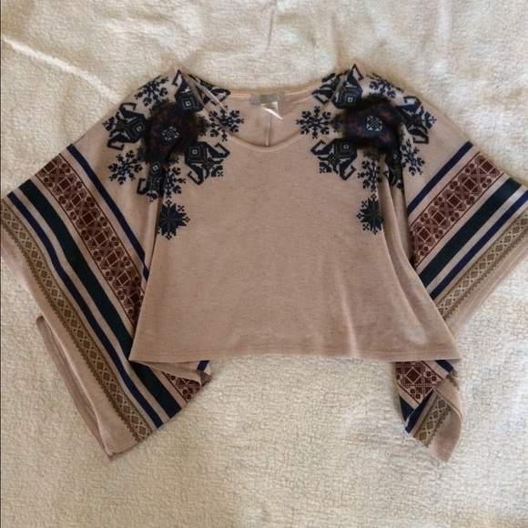 White top with wide sleeves