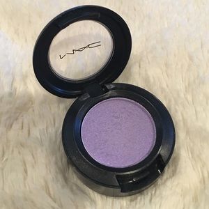 MAC eyeshadow Beautiful Iris (Veluxe pearl)