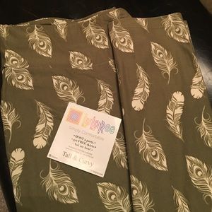 🔥SALE🔥LuLaRoe TC olive green and white feathers