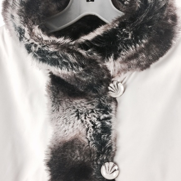 Gorgeous reversible cream and fur coat - Picture 2 of 4