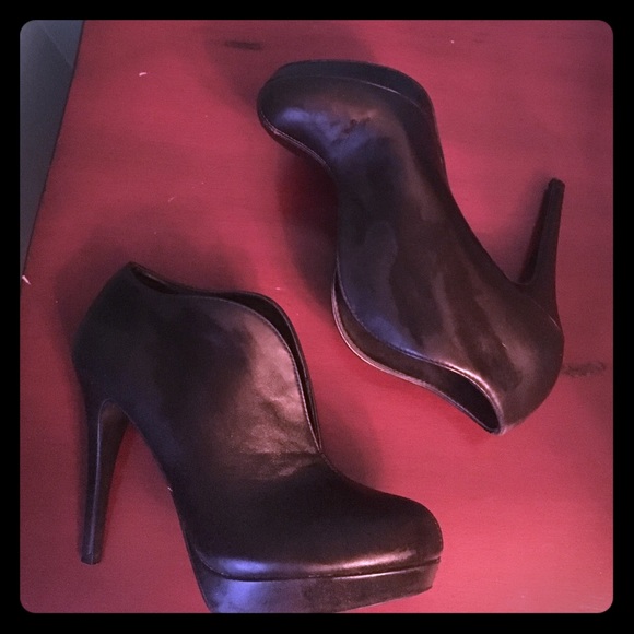 Audrey Brooke woman's size 7 black ankle boots