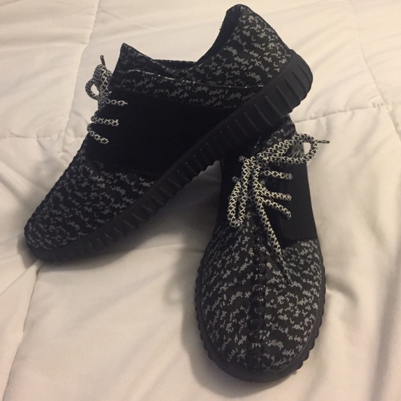MADDEN GIRL SZ 7 BLACK N GREY YEEZY STYLE SNEAKERS