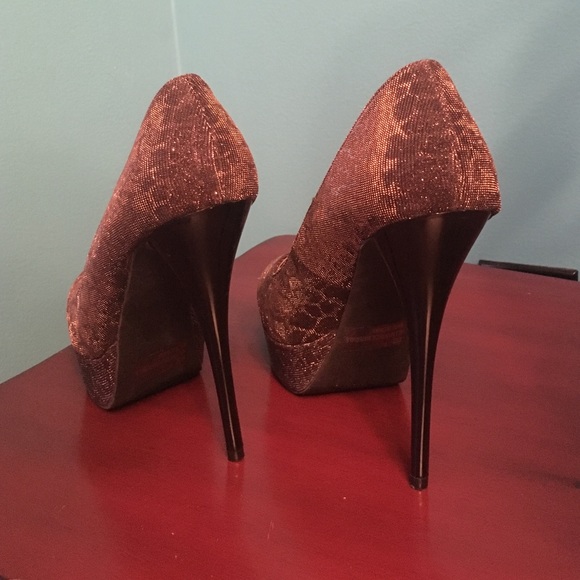Women's size 7 Brown and gold leopard high heels - Picture 4 of 4