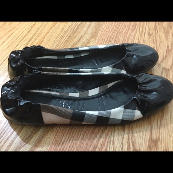 New never worn Burberry black/check sz 10 flats