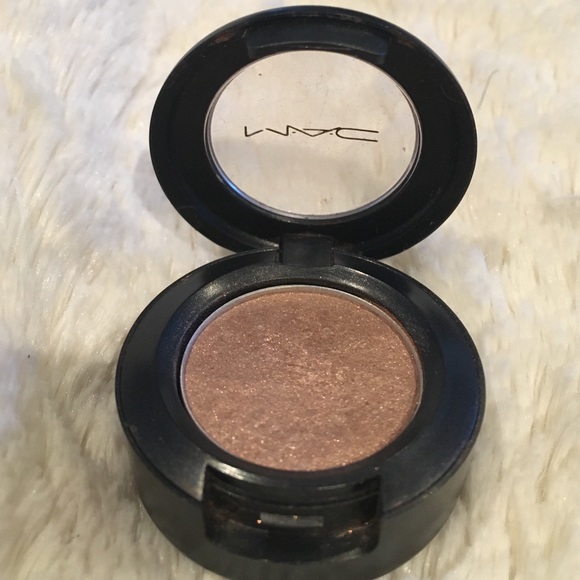 MAC eyeshadow Honesty (lustre)