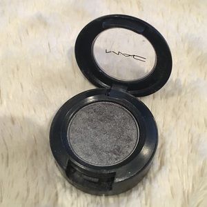MAC eyeshadow Silver Ring (Veluxe Pearl)