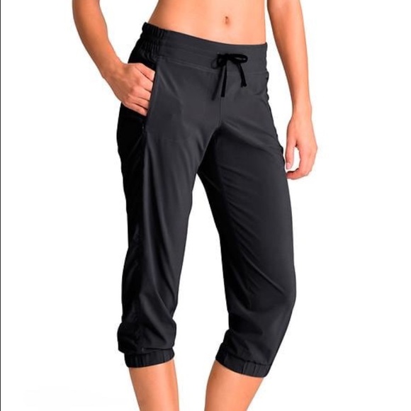 NWOT Athleta La Viva Capri pants in GRAY