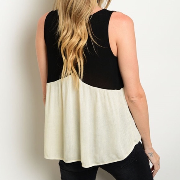 3 for $20 🚨Two-Tone Colorblock Essential Top - Picture 2 of 4