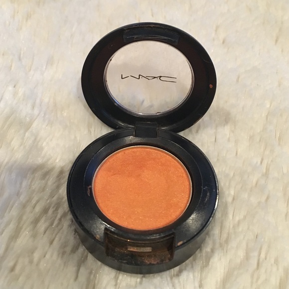 MAC eyeshadow Fab N Flashy (frost)
