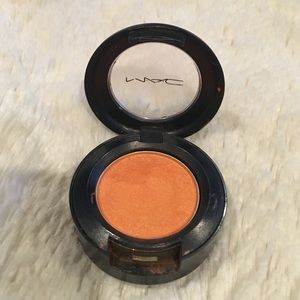 MAC eyeshadow Fab N Flashy (frost)