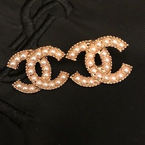 Faux pearls stud earrings