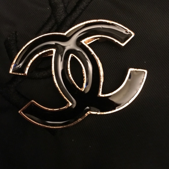 3 pieces of  fashion brooches.