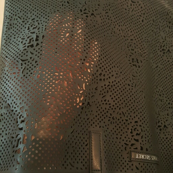 Victoria Secret - Picture 2 of 4