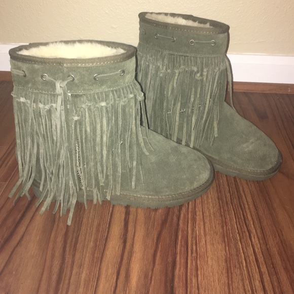 Lamo like ugg fringe boots. Practically new🎄