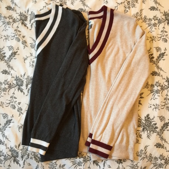 ❄️ PRICE DROP ❄️ Set Of Two V Neck Sweaters