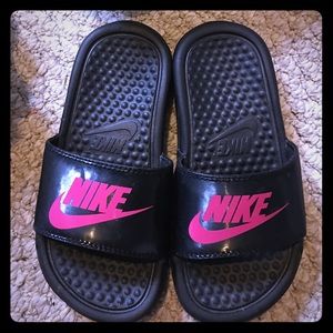 Little girl Nike slip on sandals