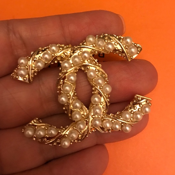 Yellow gold plated faux pearls brooch