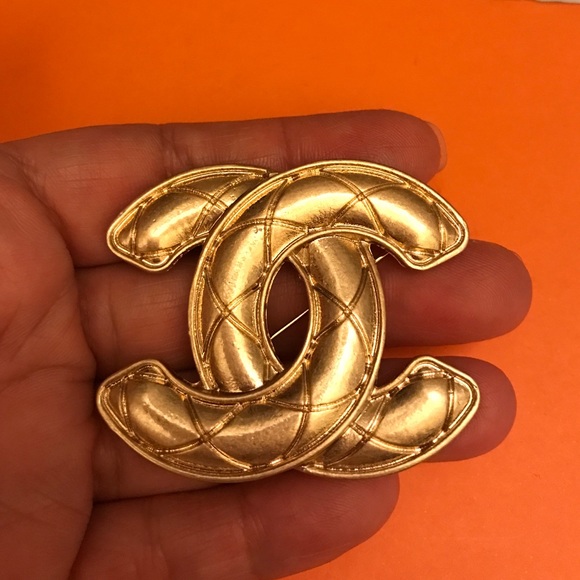 Yellow gold plated fashion brooch