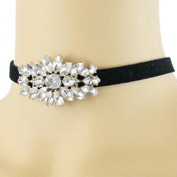 Jewelry - ❄️SALE❄️ Velvet & crystal choker set
