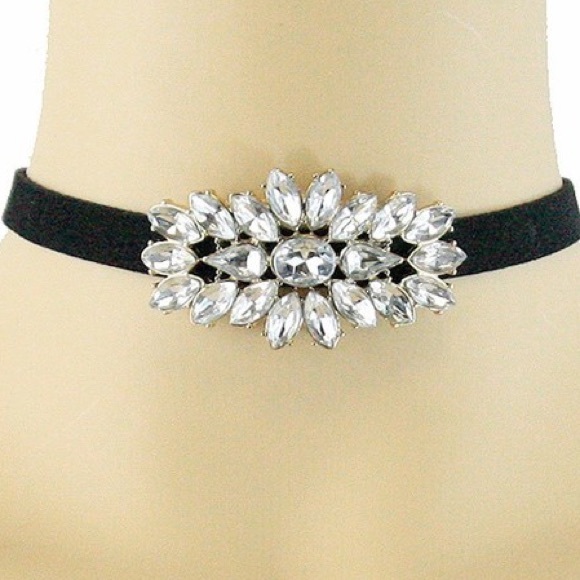❄️SALE❄️ Velvet & crystal choker set - Picture 2 of 4