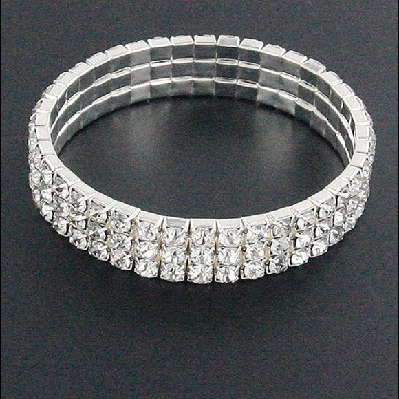 ❄️SALE❄️ Velvet & crystal choker set - Picture 3 of 4