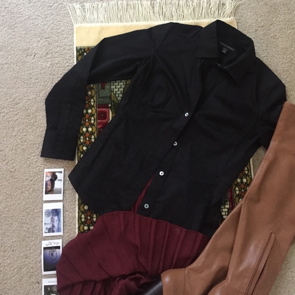 • Banana Republic • White Button Career Blouse • - Picture 2 of 3