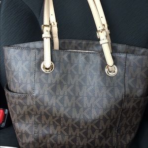 Michael kors jet set tote