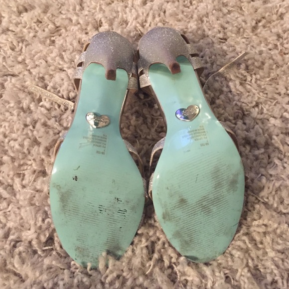 Betsy Johnson silver heels - Picture 2 of 4
