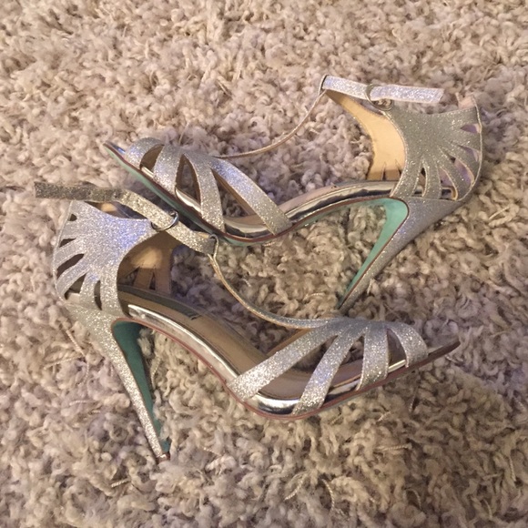 Betsy Johnson silver heels - Picture 4 of 4
