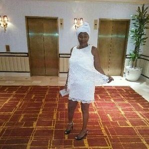 Like new semi formal dress. Only worn for 2 hrs.