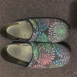 Dansko size 39 euro equivalent to a 9 us