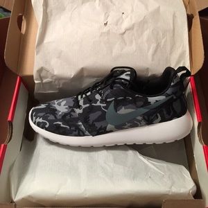 BNIB Nike Rosherun Print Camo
