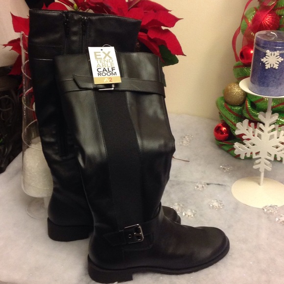 New pair of Ladies wide calf memory foam Boots