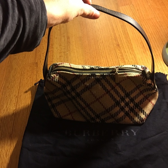 1 HR price drop‼️Burberry bag. Classic and cute. - Picture 2 of 3
