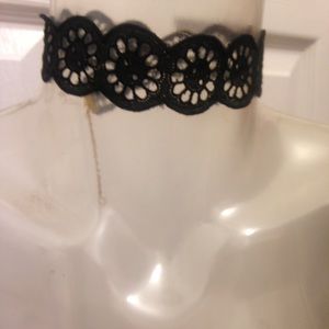 Black lace choker plus free 🎁