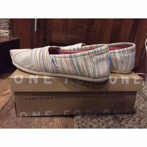 Women's Toms.