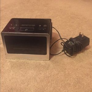 Alarm/radio/speaker plays music & charges IPhone 4