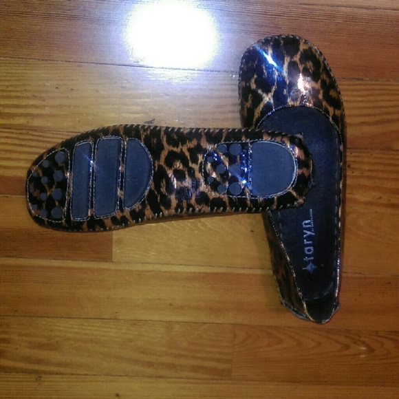 SOLD...Taryn size 7.5 Patent Animal Print Flats - Picture 2 of 4