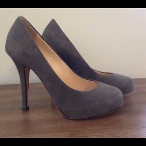 Barneys Suede grey pumps