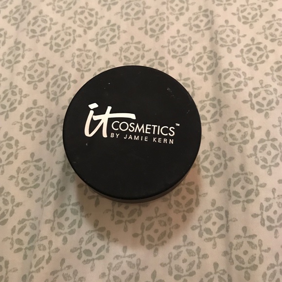 It cosmetics face powder