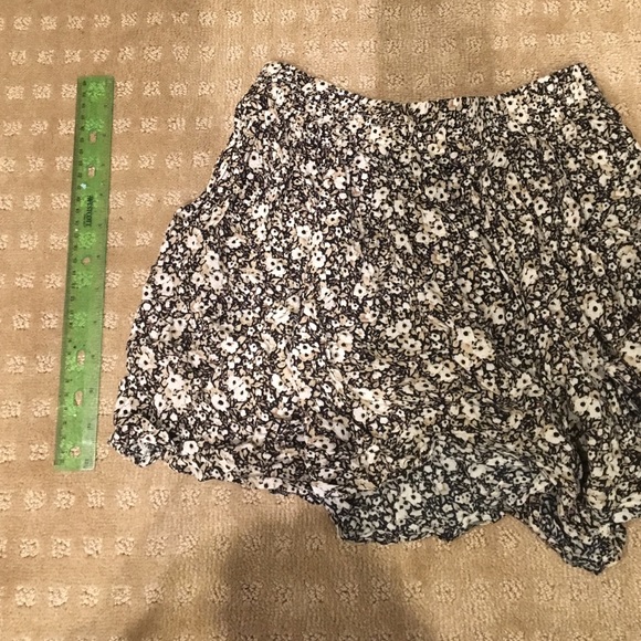 Brandy Melville floral skirt - Picture 3 of 3