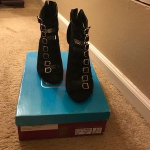 Black buckle peep toe pumps 👠