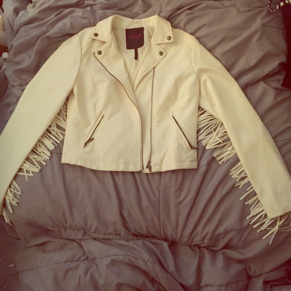 Adorable white leather jacket 💋😎🤘🏻