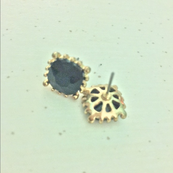 small black earrings - Picture 2 of 3
